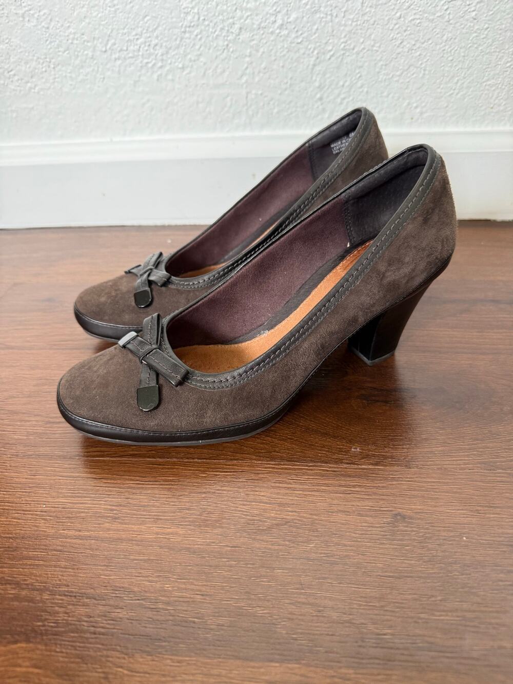 Clarks Artisan Classic Bow Tie Pumps Brown Suede Sz 8 Feminine Office Dainty